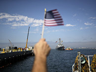 Мужчина встречает эскадренный миноносец USS Dewey во время прибытия на военно-морскую базу Сан-Диего Мужчина встречает эскадренный миноносец USS Dewey во время прибытия на военно-морскую базу Сан-Диего