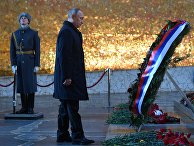 Владимир Путин возлагает венок к вечному огню в Пантеоне славы на Мамаевом кургане. 2 февраля 2018 Владимир Путин возлагает венок к вечному огню в Пантеоне славы на Мамаевом кургане. 2 февраля 2018