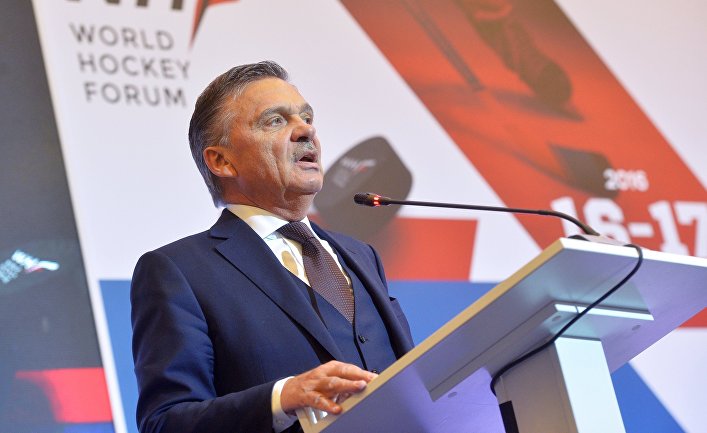 Президент Международной федерации хоккея (IIHF) Рене Фазель выступает на Международном хоккейном форуме