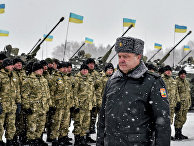 Президент Украины Петр Порошенко проходит перед строем солдат Президент Украины Петр Порошенко проходит перед строем солдат