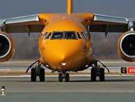 Самолет Ан-148-100В авиакомпании "Саратовские авиалинии" в аэропорту Владивостока. Самолет Ан-148-100В авиакомпании "Саратовские авиалинии" в аэропорту Владивостока.
