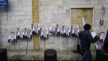 Портреты Владимира Путина и Башара Асада перед российским посольством в Дамаске