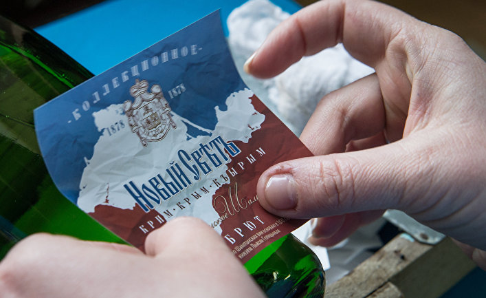 Ограниченная партия шампанского в честь присоединения Крыма к России на заводе шампанских вин "Новый Свет" в Крыму