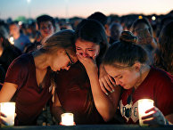 Студенты оплакивают погибших во время стрельбы в Marjory Stoneman Douglas High School Студенты оплакивают погибших во время стрельбы в Marjory Stoneman Douglas High School