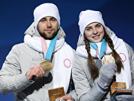 Олимпиада 2018. Российские спортсмены Анастасия Брызгалова и Александр Крушельницкий, завоевавшие бронзовые медали в турнире по керлингу в дисциплине дабл-микст, на церемонии награждения на XXIII зимних Олимпийских играх. Олимпиада 2018. Российские спортсмены Анастасия Брызгалова и Александр Крушельницкий, завоевавшие бронзовые медали в турнире по керлингу в дисциплине дабл-микст, на церемонии награждения на XXIII зимних Олимпийских играх.