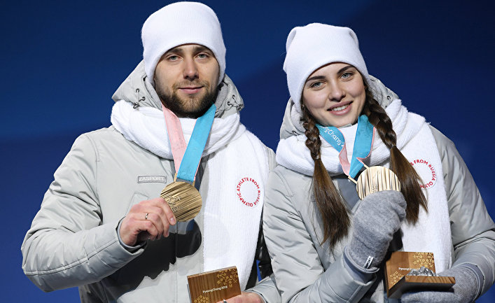 Олимпиада 2018. Российские спортсмены Анастасия Брызгалова и Александр Крушельницкий, завоевавшие бронзовые медали в турнире по керлингу в дисциплине дабл-микст, на церемонии награждения на XXIII зимних Олимпийских играх.