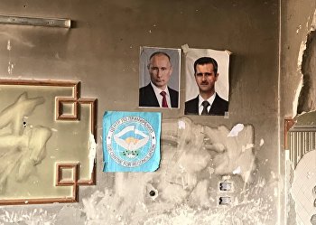 Портреты Владимира Путина и президента Сирии Башара Асада на крайнем КПП армии САР в лагере для Беженцев Вафидин в восточном пригороде Дамаска Портреты Владимира Путина и президента Сирии Башара Асада на крайнем КПП армии САР в лагере для Беженцев Вафидин в восточном пригороде Дамаска