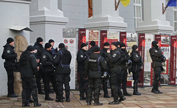 Сотрудники правоохранительных органов у здания Национального музея истории Украины во время молебна верующих в защиту Владимиро-Ольгиевского храма Десятинного монастыря в Киеве. 3 февраля 2018