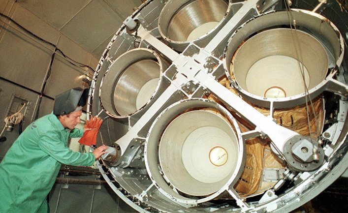 Инженер осматривает двигатель межконтинентальной баллистической ракеты СС-19