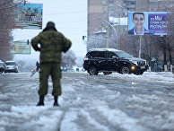 Вооруженные люди в военной форме в Луганске Вооруженные люди в военной форме в Луганске
