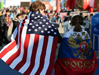 Молодые люди в национальных флагах США и России Молодые люди в национальных флагах США и России