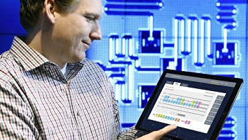 Сотрудник IBM Джей Гамбетта управляет квантовым компьютером с планшата в исследовательском центре в Йорктауне