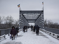 Люди в районе временного пункта пропуска "Станица Луганская" между Украиной и Луганской народной республикой Люди в районе временного пункта пропуска "Станица Луганская" между Украиной и Луганской народной республикой