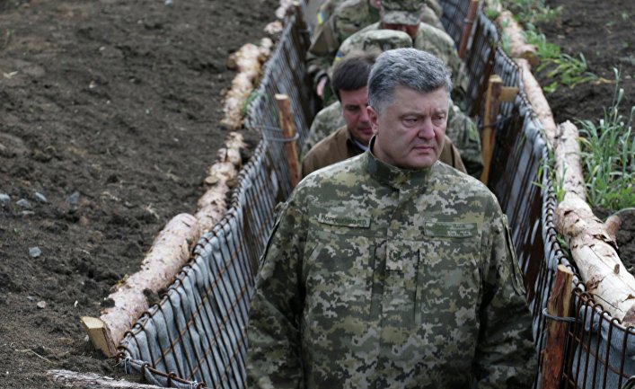 Президент Украины Петр Порошенко во время поездки в Донбасс