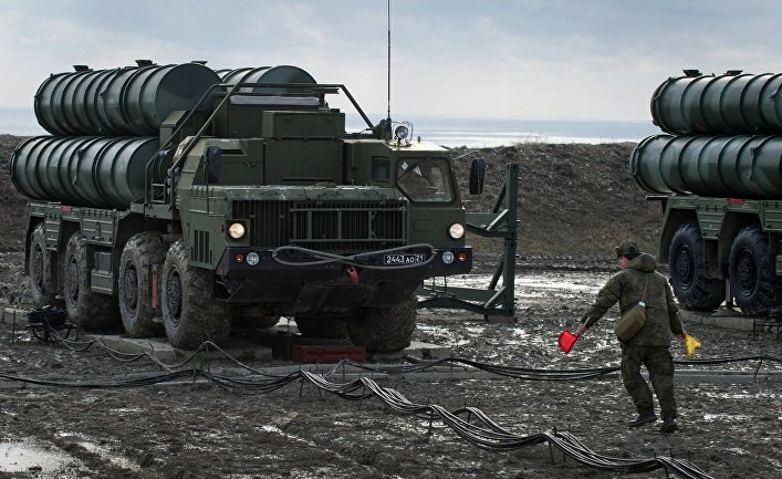 Пусковая установка зенитно-ракетного комплекса С-400 "Триумф" полка противовоздушной обороны в Феодосии