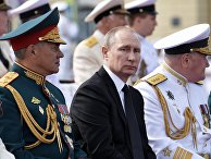 Министр обороны РФ Сергей Шойгу и верховный главнокомандующий РФ Владимир Путин на Адмиралтейской набережной Санкт-Петербурге перед началом парада по случаю Дня Военно-морского флота РФ. 30 июля 2017