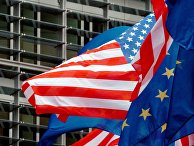 Флаги США и Евросоюза перед штаб-квартирой Европейской комиссии в Брюсселе. Архивное фото