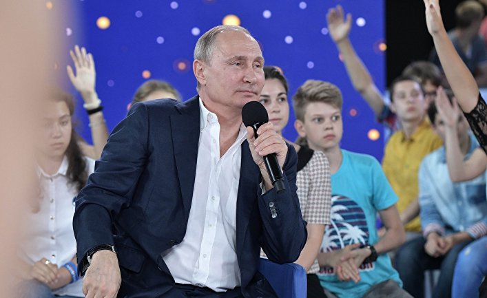Владимир Путин во время "Недетского разговора" в образовательном центре для одаренных детей "Сириус" в Сочи. 21 июля 2017