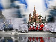 Участники карнавального шествия в Москве в рамках XIX Всемирного фестиваля молодежи и студентов. Участники карнавального шествия в Москве в рамках XIX Всемирного фестиваля молодежи и студентов.