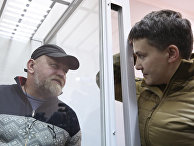 Народный депутат Надежда Савченко беседует с Владимиром Рубаном Народный депутат Надежда Савченко беседует с Владимиром Рубаном