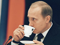 Президент РФ Владимир Путин пьет кофе Президент РФ Владимир Путин пьет кофе