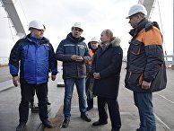 Президент РФ Владимир Путин во время осмотра готового участка автодорожной части Крымского моста через Керченский пролив. 14 марта 2018 Президент РФ Владимир Путин во время осмотра готового участка автодорожной части Крымского моста через Керченский пролив. 14 марта 2018