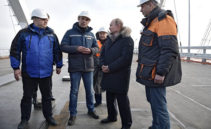 Президент РФ Владимир Путин во время осмотра готового участка автодорожной части Крымского моста через Керченский пролив. 14 марта 2018