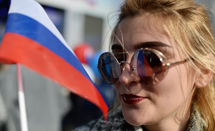 Девушка на митинге в Севастополе в честь годовщины воссоединения Крыма с Россией. 14 марта 2018