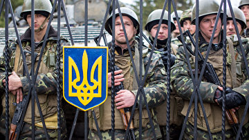 Украинские военные на территории военной базы в селе Перевальное недалеко от Симферополя