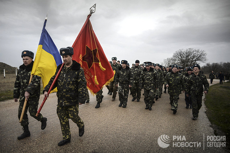 Переговоры украинских военных с представителями самообороны Севастополя на территории аэродрома "Бельбек"