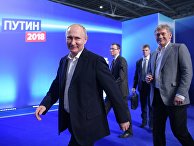 Владимир Путин во время посещения своего предвыборного штаба Владимир Путин во время посещения своего предвыборного штаба