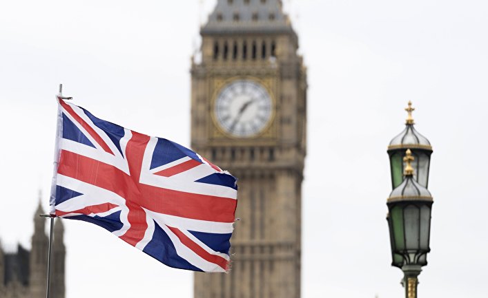 Флаг Великобритании на фоне Вестминстерского дворца в Лондоне