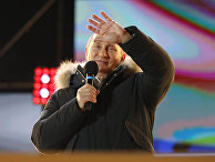 Президент России Владимир Путин во время митинга возле Кремля Президент России Владимир Путин во время митинга возле Кремля