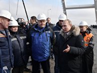Владимир Путин во время беседы со строителями участка автодорожной части Крымского моста. 14 марта 2018 Владимир Путин во время беседы со строителями участка автодорожной части Крымского моста. 14 марта 2018