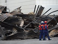 Сотрудники МЧС разбирают завалы после пожара в торговом центре "Зимняя вишня" в Кемерово. 27 марта 2018 Сотрудники МЧС разбирают завалы после пожара в торговом центре "Зимняя вишня" в Кемерово. 27 марта 2018