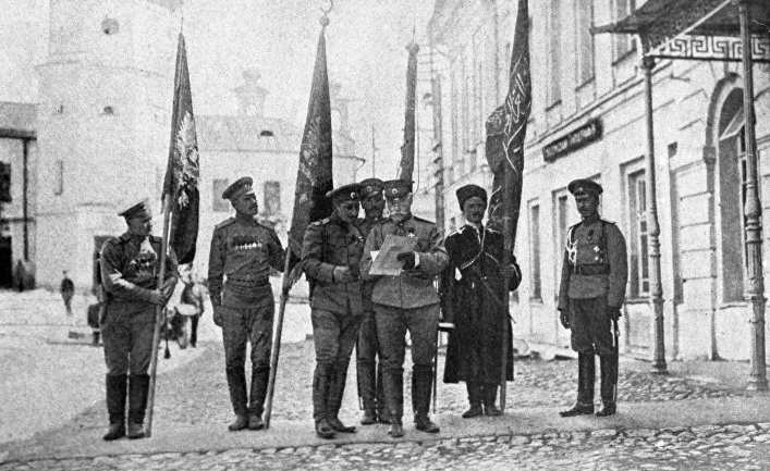 Солдаты держат знамена из крепости Эрзерум после ее взятия 3 (16) февраля 1916 года во время первой мировой войны
