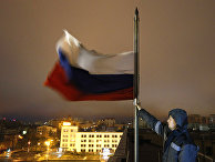 Приспущенный флаг в день траура по жертвам пожара в торговом центре в Кемерово Приспущенный флаг в день траура по жертвам пожара в торговом центре в Кемерово