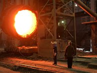 Рабочие в кислородно-конвертерном цехе Магнитогорского металлургического комбината