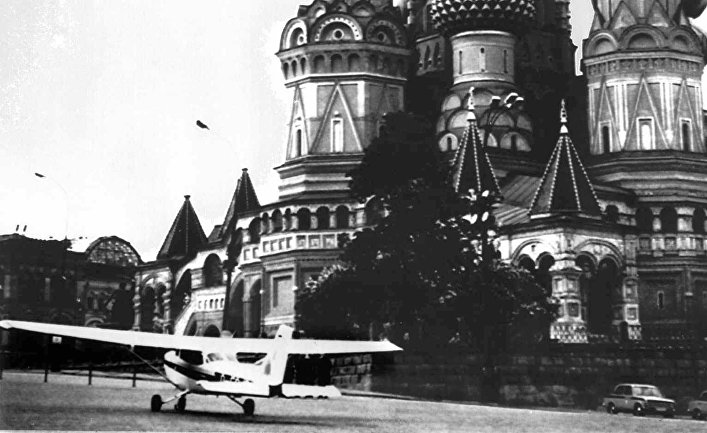 Легкомоторный самолет Cessna 182 немецкого пилота Матиаса Руста на Васильевском спуске в Москве. 28 мая 1987