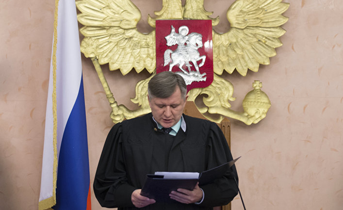 Судья Верховного Суда России Юрий Иваненко зачитывает решение о апрете «Свидетелей Иеговы» на территории РФ
