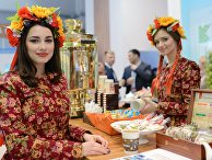 Девушки у стенда Краснодарского края на выставке Российского инвестиционного форума в Сочи