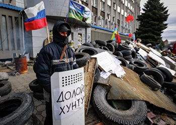 Сторонник федерализации Украины возле здания СБУ в Луганске Сторонник федерализации Украины возле здания СБУ в Луганске