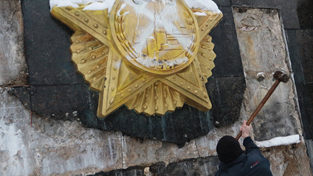 Страна (Украина): Самое примитивное, что можно сделать. Как и зачем во Львове сносят монумент советским воинам