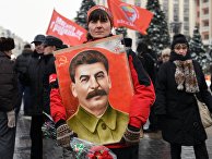 Женщина перед началом церемонии возложения цветов к могиле Сталина. 5 марта 2018 Женщина перед началом церемонии возложения цветов к могиле Сталина. 5 марта 2018