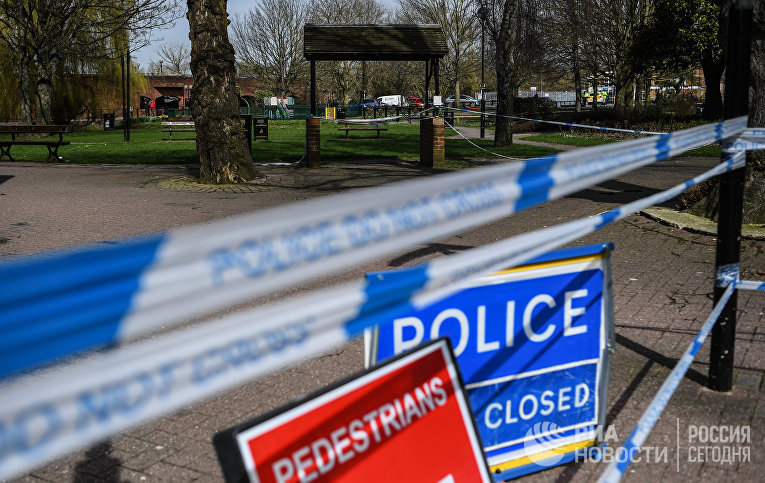 Ограждения, выставленные полицией города Солсбери, у входа в парк, где на скамейке были обнаружены  бывший полковник ГРУ Сергей Скрипаль и его дочь Юлия