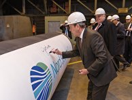 Председатель совета директоров Nord Stream 2 Герхард Шредер и главный исполнительный директор Nord Stream 2 Маттиас Варниг после экскурсии по трубному заводу Europipe в Мюльхайме. Германия, 2006 Председатель совета директоров Nord Stream 2 Герхард Шредер и главный исполнительный директор Nord Stream 2 Маттиас Варниг после экскурсии по трубному заводу Europipe в Мюльхайме. Германия, 2006