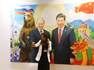 Девушка фотографируется у картины художника Владимира Дубоссарского на открытии X Юбилейного международного фестиваля изобразительных искусств "Традиции и современность" в Центральном выставочном зале "Манеж" в Москве Девушка фотографируется у картины художника Владимира Дубоссарского на открытии X Юбилейного международного фестиваля изобразительных искусств "Традиции и современность" в Центральном выставочном зале "Манеж" в Москве