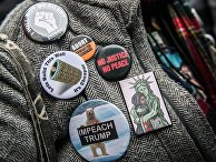 Значки на пальто одного из участников акции протеста против ударов по Сирии в Нью-Йорке Значки на пальто одного из участников акции протеста против ударов по Сирии в Нью-Йорке