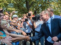 Президент России Владимир Путин общается с отдыхающими и местными жителями во время посещения мемориального комплекса Малахов курган в Севастополе Президент России Владимир Путин общается с отдыхающими и местными жителями во время посещения мемориального комплекса Малахов курган в Севастополе