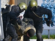Показательные выступления сотрудников спецподразделения "ОМОН" Показательные выступления сотрудников спецподразделения "ОМОН"